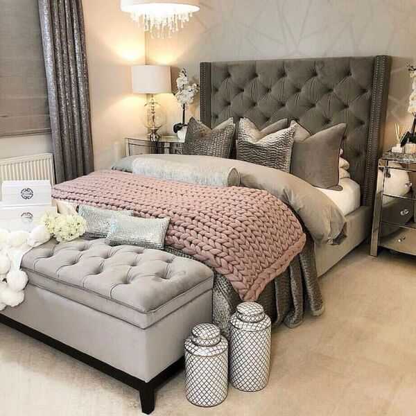 Interior luminos și curat, cu atmosferă albă și liniștită